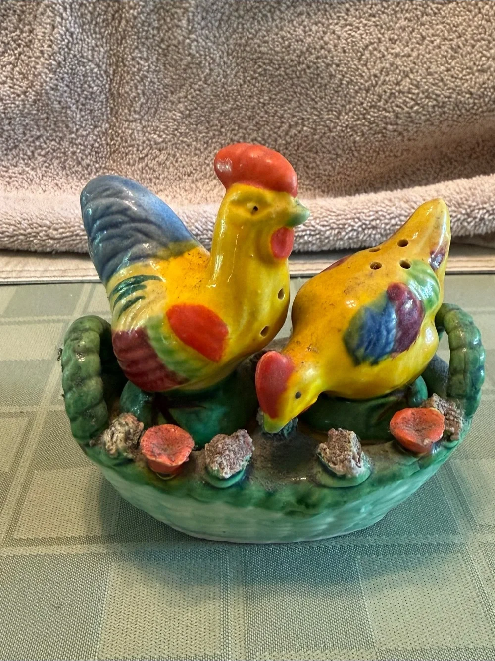 Vtg Ceramic Rooster & Hen Salt & Pepper Shakers Set w/Nest Basket MCM Farmhouse